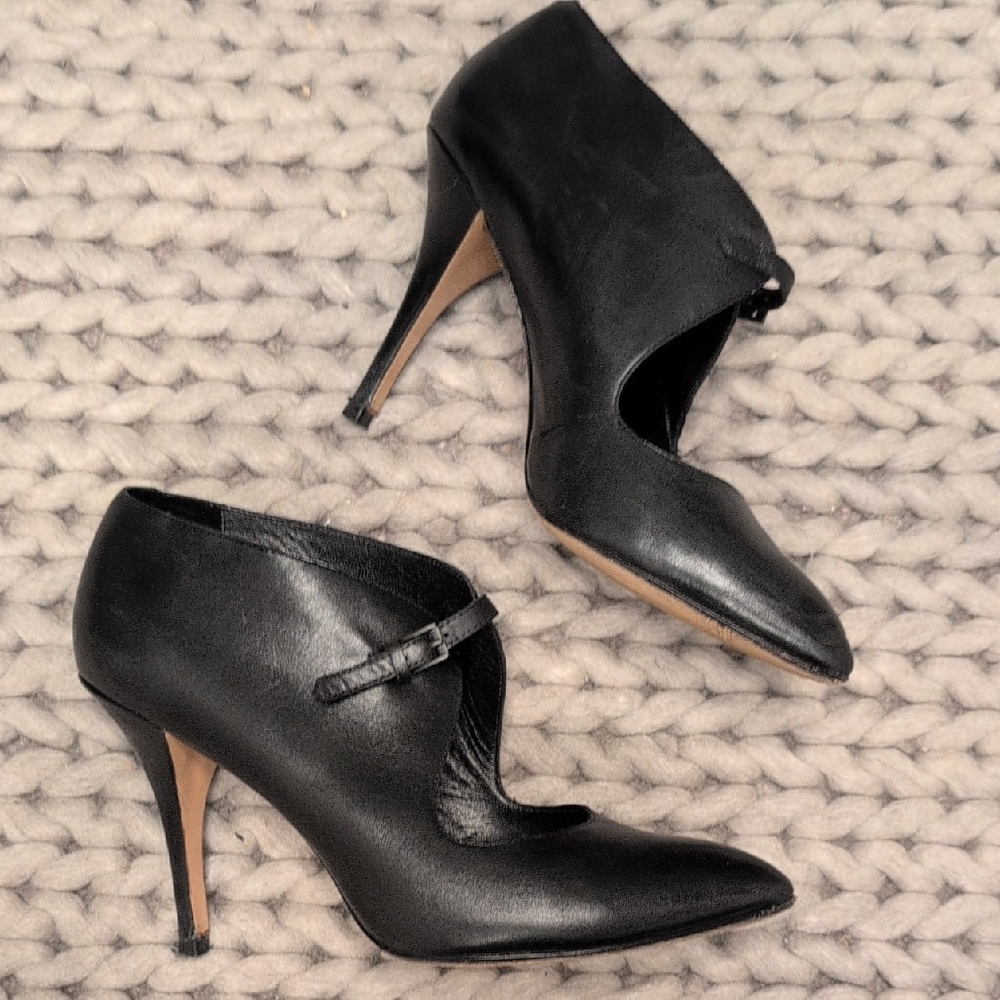 Pour La Victoire Sculptural Black Leather Heels | Cross-Strap | Size 10)